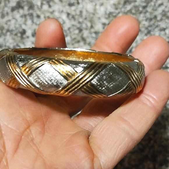 VINTAGE 90s MATTE SILVER-TONE GOLD-TONE CRISS CROSS DESIGN CLAMPER 7" BRACELET - Picture 5 of 11